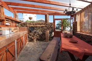 Isora卡萨阿布恩拉玛丽亚度假屋的厨房设有长凳和石墙