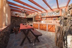 Isora卡萨阿布恩拉玛丽亚度假屋的一间厨房,内设一张木桌