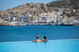 卡尔帕索斯阿丽蒙德马蕾酒店的两人坐在水中游泳池里