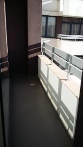 索非亚Apartments Mladost 1A的大楼内带两个长椅的走廊