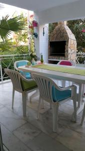 库萨达斯Villa Anja的庭院设有带壁炉的桌椅
