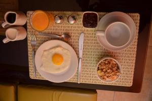 库斯科麦奎旅馆的包括鸡蛋和咖啡的早餐盘