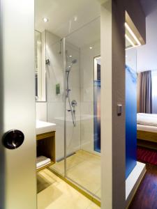 普拉内格普兰奈格阿瑟曼酒店的带淋浴的浴室和玻璃门