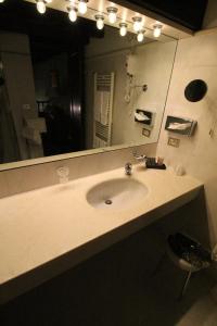 威尼斯阿巴德萨豪华酒店的一间带水槽和大镜子的浴室