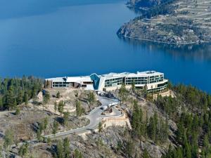 弗农Sparkling Hill Resort and Spa - Adults-Only Resort的享有湖畔山丘上建筑的空中景致