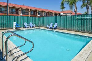 里亚托里阿尔托美国最有价值旅馆的一个带椅子和围栏的游泳池
