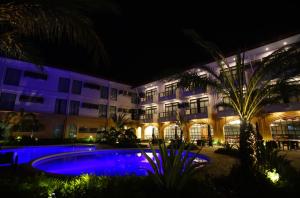 武端市欧厄齐斯酒店的夜间设有游泳池的酒店