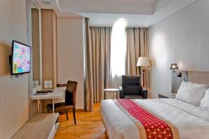名古屋那格亚希尔巴达姆酒店的配有一张床和一张书桌的酒店客房