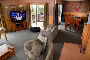 布赖特Whistler的带沙发和电视的客厅