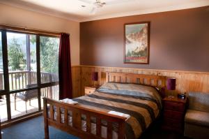 布赖特Whistler的一间卧室设有一张床和一个阳台