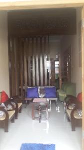 玛琅斯亚里亚格拉哈迪民宿的客厅配有蓝色的沙发和椅子
