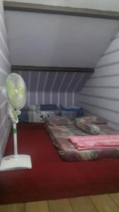 玛琅斯亚里亚格拉哈迪民宿的客房内提供床铺和风扇