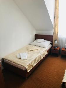 德温斯伦可卡旅馆的一间卧室配有一张床,上面有两条毛巾