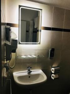 德温斯伦可卡旅馆的一间带水槽和镜子的浴室