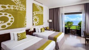 帕西库达帕斯库达阿马亚海滩度假村的酒店客房设有两张床和一个阳台。