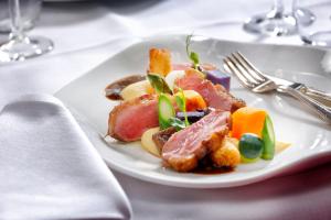 拉斯罗普兰德果霍特韦酒店的桌上一盘带肉和蔬菜的食物