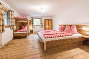 皮森多夫Almliesl PIES-533的一间卧室配有两张带粉红色枕头的床