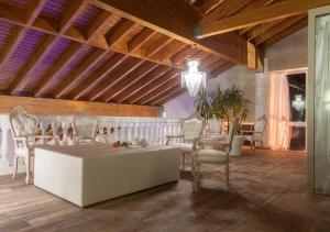 奥尔迪诺Hotel & SPA Bringué的客厅配有白色的桌子和椅子