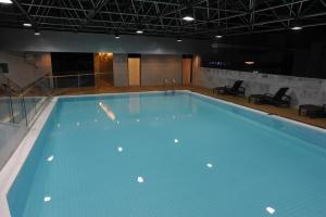 深圳深圳万德诺富特酒店的大楼内一个蓝色的大型游泳池