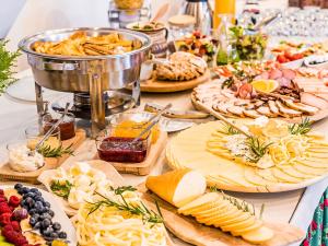 考斯赛力克Willa Jedlicka的盘子里装满了开胃菜和食物的桌子