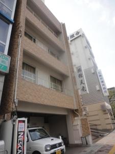 广岛天龙日式旅馆的停在大楼前的白色汽车
