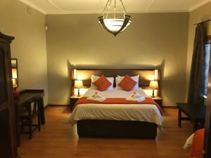 白河艾尔罗伊山林小屋的一间卧室配有红色枕头的床
