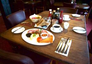 斯塔勒姆维福特桥酒店的一张木桌,上面有盘子的食物