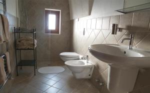 格罗塔列Masseria Rosario的浴室配有白色水槽和卫生间。