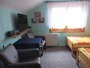 阿恩施塔特Pension Stepponat的客厅配有沙发和1张床