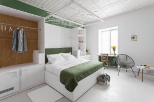 敖德萨City Hotel Bortoli by Ribas的一间卧室配有一张床、一张桌子和一把椅子