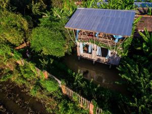 马德望Battambang Dream Bungalows的水中房屋的空中景观