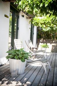锡姆里斯港康伦德克罗格朗姆酒店的门廊上两把椅子和盆栽植物