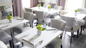 莱诺克斯33 Main的一间设有白色桌椅的用餐室