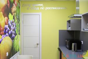 下卡姆斯克Hostel 116的一间房间,墙上挂着一幅花画,有一扇门