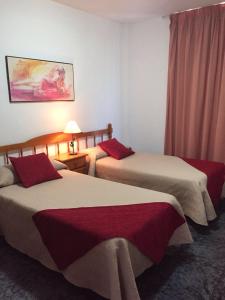 弗龙特拉胡卡尔公寓的酒店客房 - 带两张带红色枕头的床