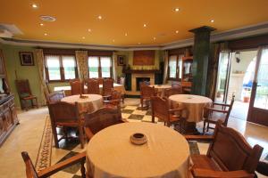 科维达波萨达埃尔索酒店的一间带桌椅和壁炉的餐厅