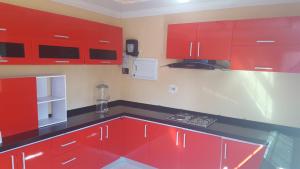 弗朗西斯敦Mathlyn Guest House的厨房配有红色橱柜和黑色台面