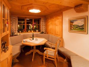 莱赫阿尔贝格基利安膳食公寓酒店的小型用餐室配有桌椅