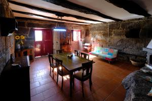 拜昂Casas do Casinhoto - Casa com Vista Douro的客厅配有木桌和椅子