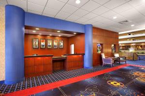 杰斐逊城Capitol Plaza Hotel Jefferson City的大堂设有蓝色柱子和等候室