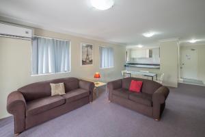 悉尼Parkside Apartments Parramatta的一间带2张棕色沙发的客厅和一间客厅