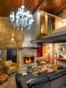 洛弗欧奴萨传统精品宾馆的客厅设有壁炉和沙发。
