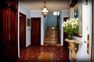 LiresCasa Lourido Lires的走廊上设有楼梯和花瓶
