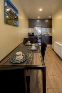 蓬塔阿雷纳斯安特弗龙特拉斯公寓的厨房配有餐桌和椅子