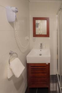 蓬塔阿雷纳斯安特弗龙特拉斯公寓的一间带水槽和淋浴的浴室