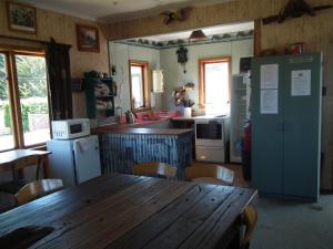 MonowaiMountains Edge Cabins的厨房配有木桌和冰箱。
