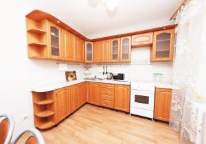 2 rooms family apartment的厨房或小厨房