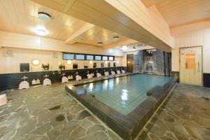 高知高知王子大饭店的游泳池,位于带游泳池的大房间