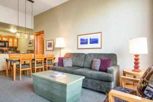 马姆莫斯湖Village 2105的客厅配有沙发和桌子