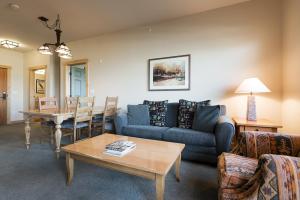 老猛犸湖Sunstone 325的客厅配有沙发和桌子